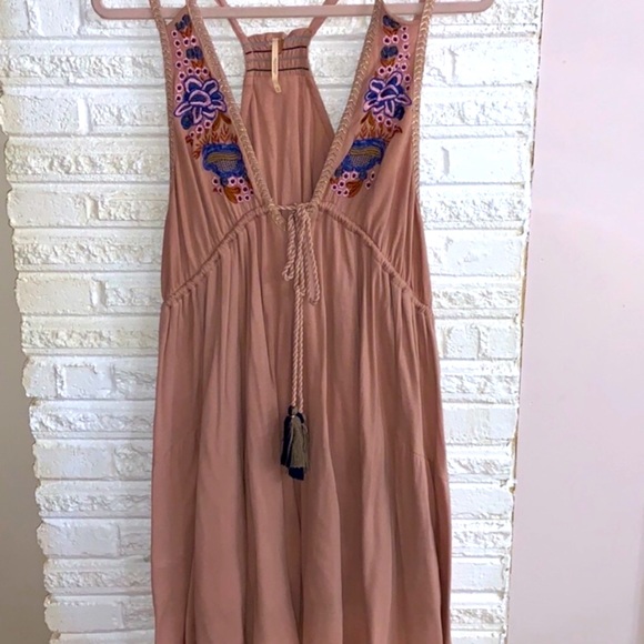 Free People Dresses & Skirts - Pink🦋 FREE PEOPLE Boho Embroidered Sundress Small